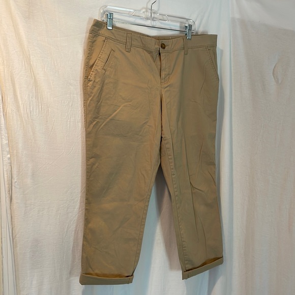 Old Navy khaki Capri - Picture 1 of 5
